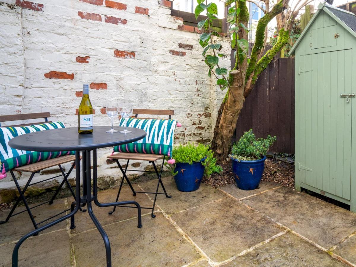 Quarry Cottage Courtyard Garden Pass The Keys Cirencester Exterior foto