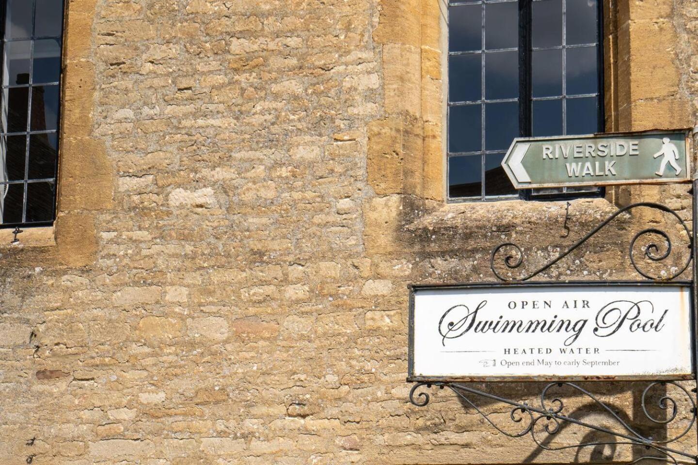 Quarry Cottage Courtyard Garden Pass The Keys Cirencester Exterior foto